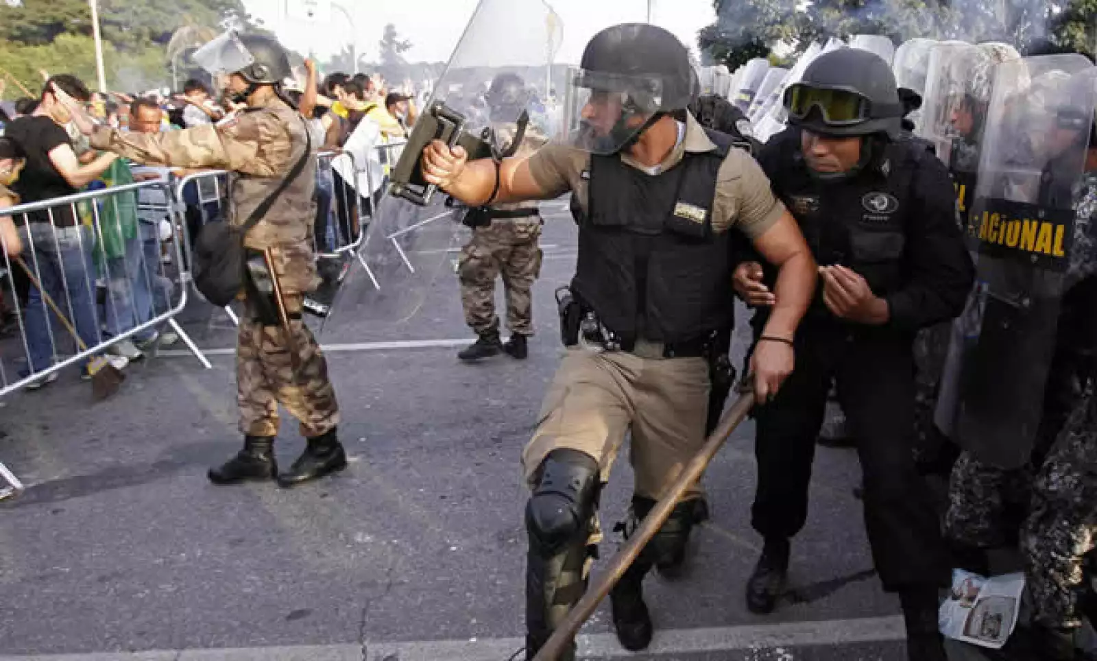 La mayoría de la protestas no ha sido violentas, pero algunas acabaron con actos de vandalismo y saqueos, lo que ha provocado rechazo entre muchos brasileños.
