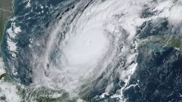 Milton 'roza' las costas de Yucatán como huracán de categoría 4