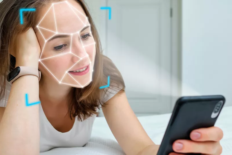 Una mujer usa la aplicación FaceApp en su teléfono celular