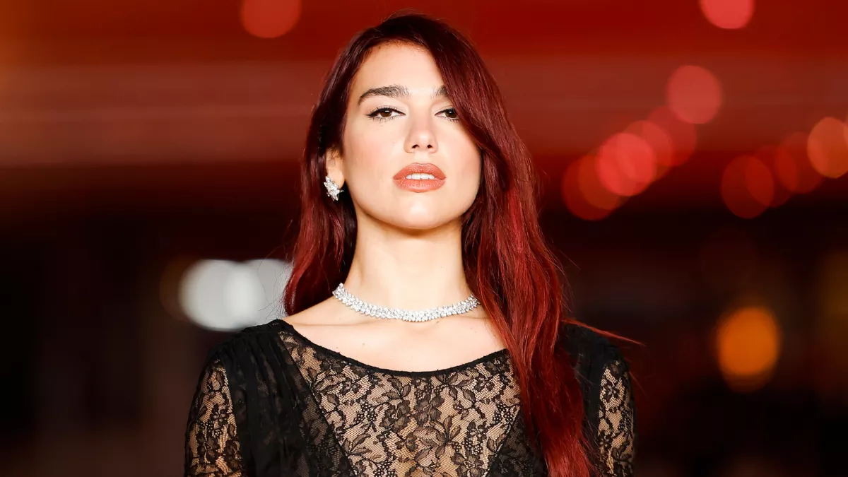 Dua Lipa comparte su número de celular y Twitter estalla