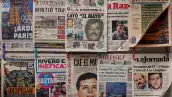 En la imagen se ven las portadas de periódicos un día después de que El Mayo fue capturado. 