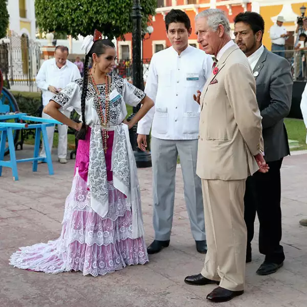 El príncipe se mostró accesible con los habitantes de la zona.