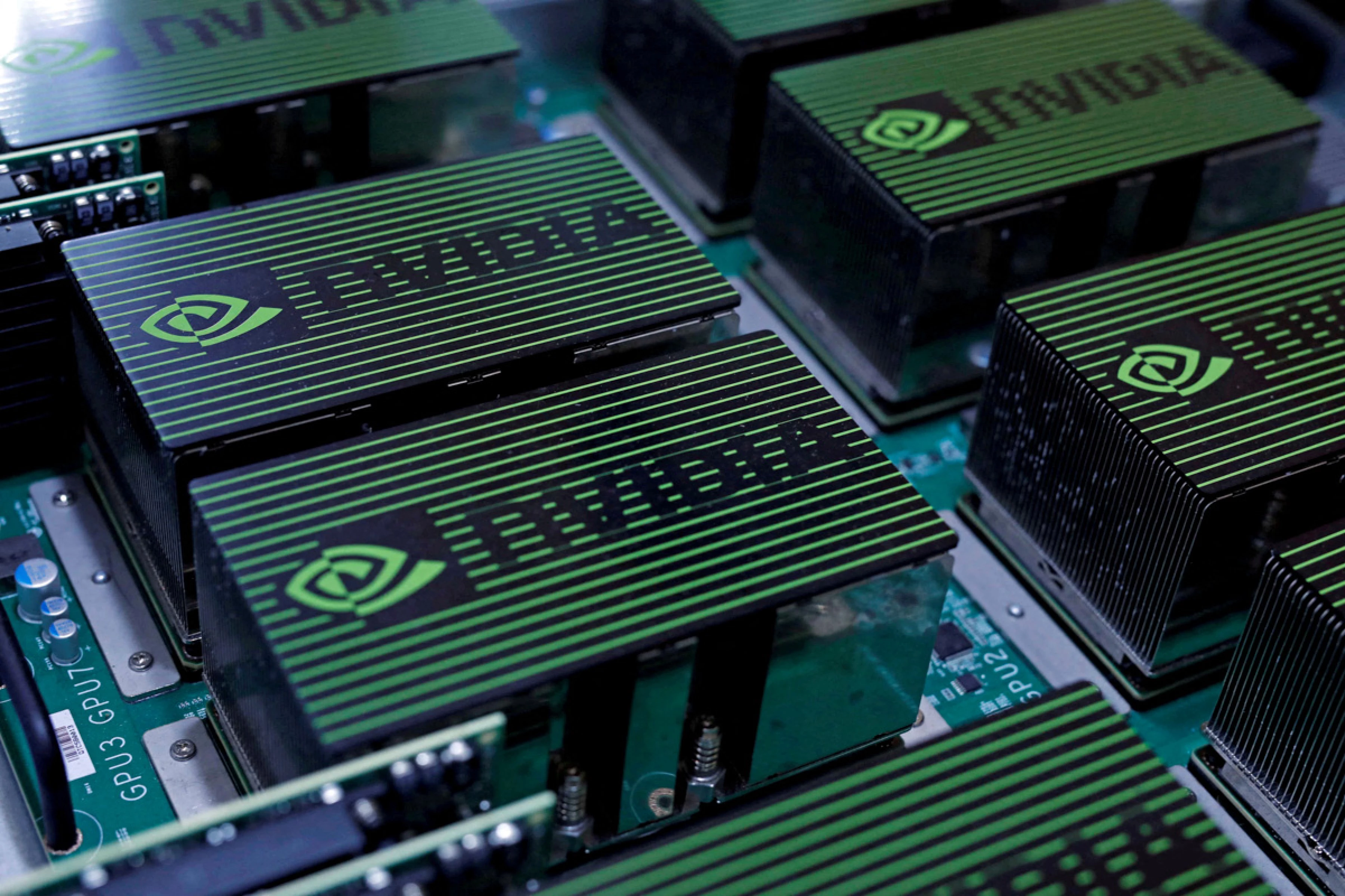 EU ordena a Nvidia detener la venta de sus chips de IA en China EU ordena a Nvidia detener la venta de sus chips de IA en China