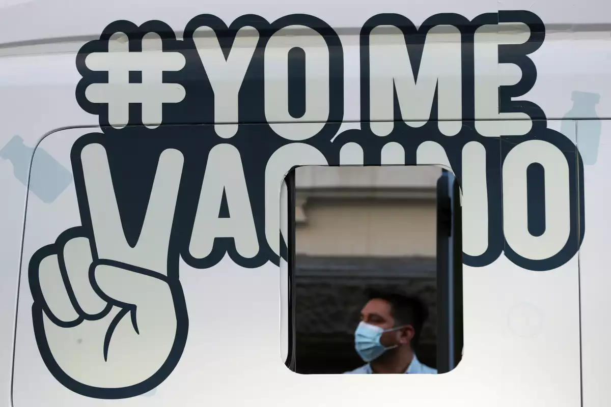 Un hombre espera fuera de un centro de vacunación móvil en Santiago, Chile. 