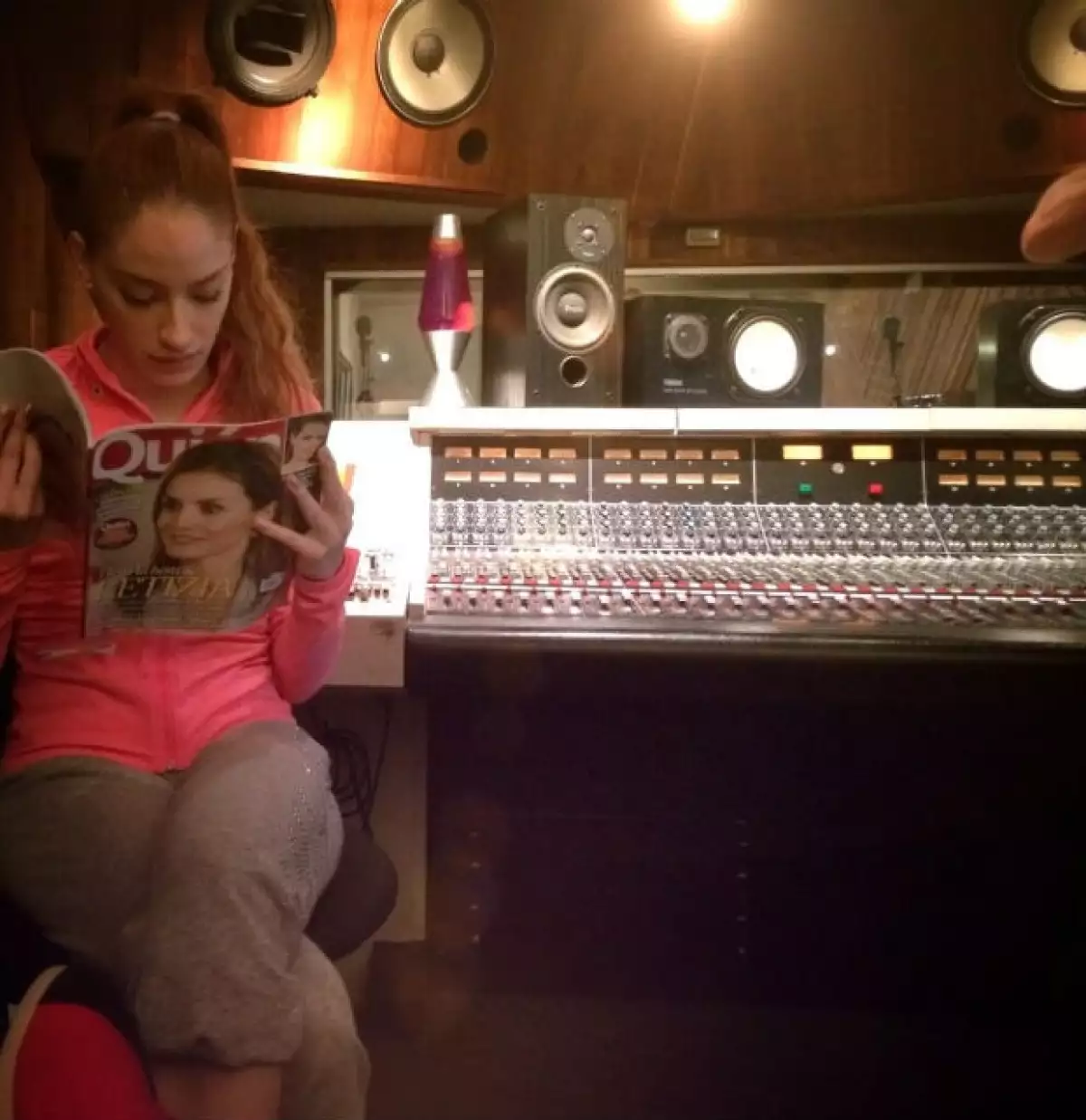 Mientras acompaña a su novio, Ceci disfruta leer su revista Quién.