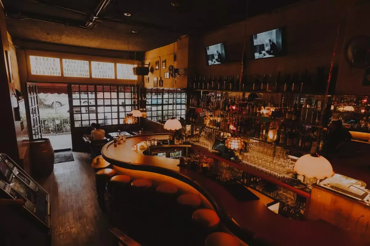 La cuba libre es uno de los tragos más tradicionales y populares en las cantinas de CDMX. 