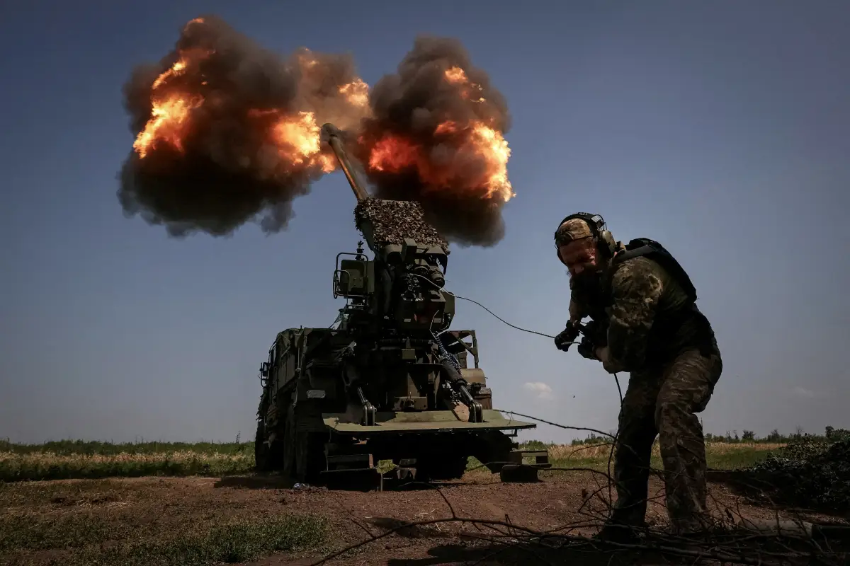 Un militar ucraniano de la 57a Brigada de Infantería Motorizada Separada Kost Hordiienko dispara un obús autopropulsado 2S22 Bohdana hacia las tropas rusas, en medio del ataque de Rusia a Ucrania, en una posición cerca de la ciudad de Bakhmut en la región de Donetsk, Ucrania, el 5 de julio de 2023.