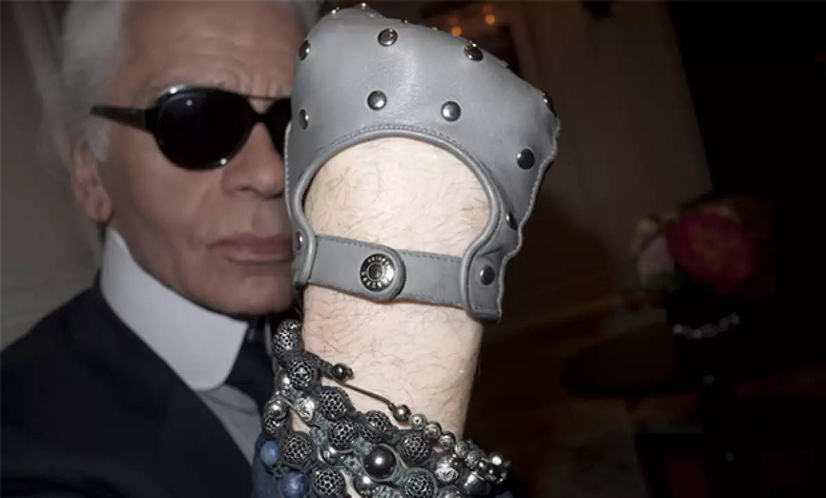 Karl también usa su joyería