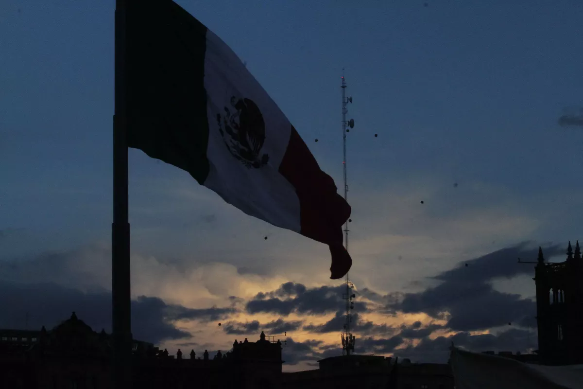 Cayó la noche en el Zócalo, culminó la marcha del 2 de octubr