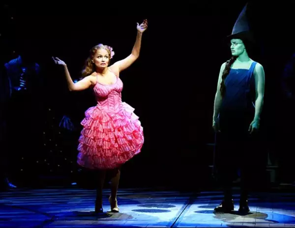 Glinda le dedica el tema Popular a Elphaba.
