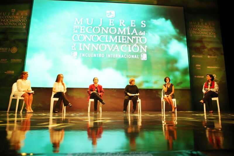Claudia Ruiz Massieu. Gabriela Cuevas, María Angélica Luna, Rossana Fuentes Berain, Lorena Cruz, Amalia García.