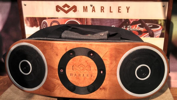 La compañía del hijo de Bob Marley estuvo presente en la feria para presentar sus novedades en materia acústica, como esta docking station que además trae una correa para transportarla.