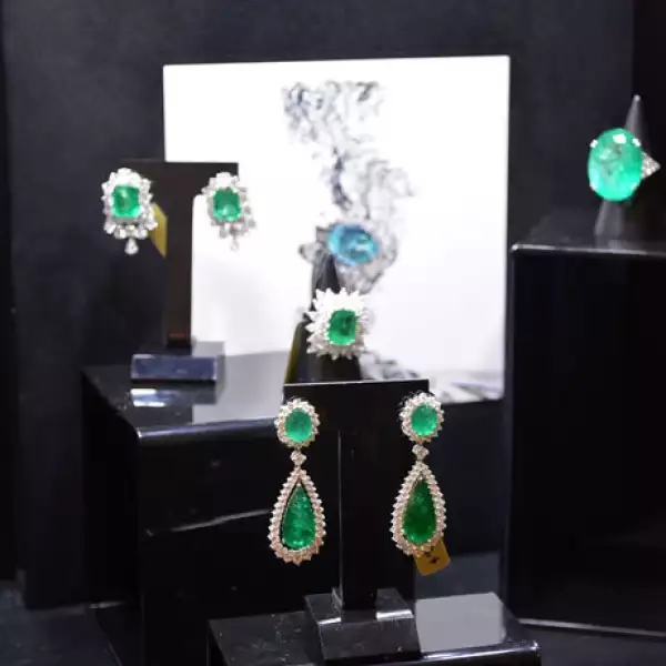 Tomas generales de la exhibición de joyas y ropa.