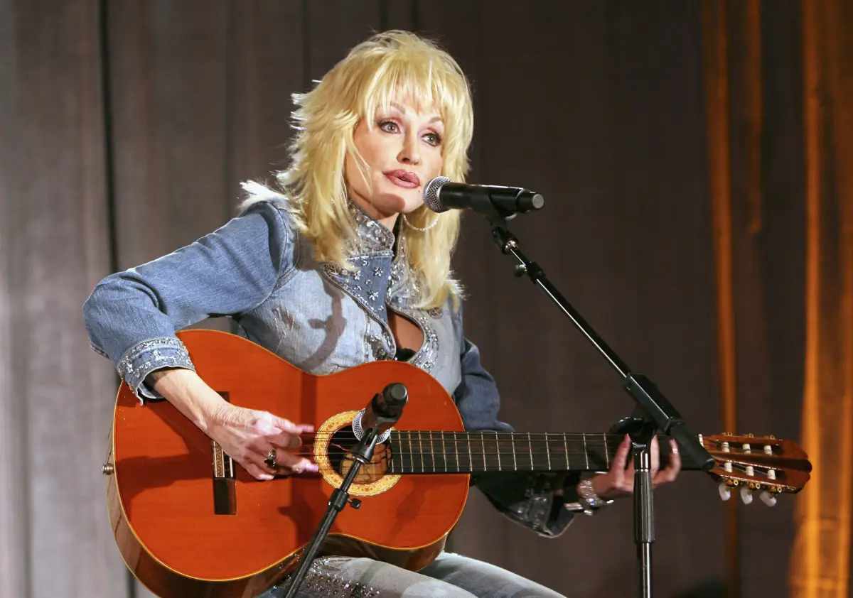La cantante Dolly Parton toca la guitarra en un evento previo a la entrega de los Premios Oscar. 