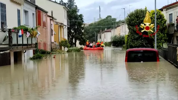 Los rescatistas llevan a las personas a un lugar seguro durante las operaciones de rescate, en Forli, Italia, después de que las inundaciones golpearan la región de Emilia-Romaña en el norte de Italia, en esta imagen de folleto publicada el 17 de mayo de 2023.