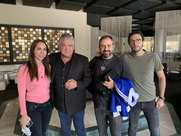 Los productores de la docuserie junto a Héctor Zelada