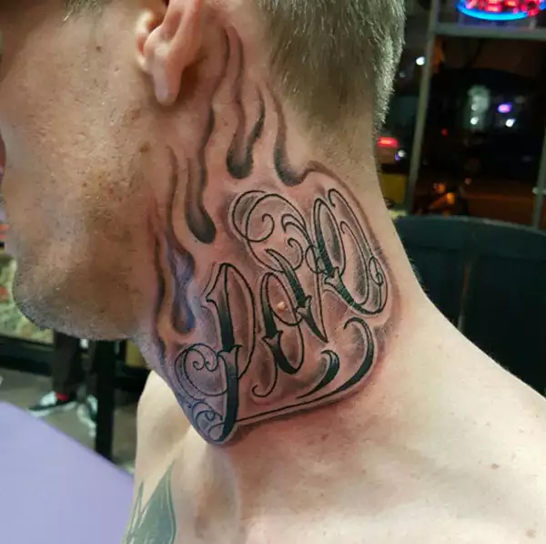 El nuevo tatuaje del cantante dice Love en el cuello.