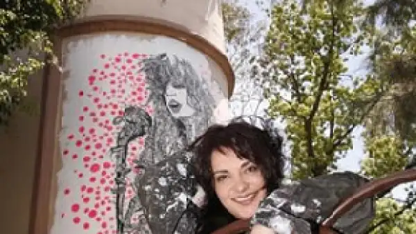 La esquina de Campos Elíseos y Reforma se verá cubierta de dibujos enormes, especialmente de mujeres, en colores fluorescentes, combinados con grises y negros.