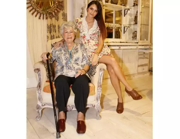 La hija de Eugenio Derbez y Gabriela Michel sigue los tips de belleza que su abuelita Gloria ha realizado a lo largo de su vida.