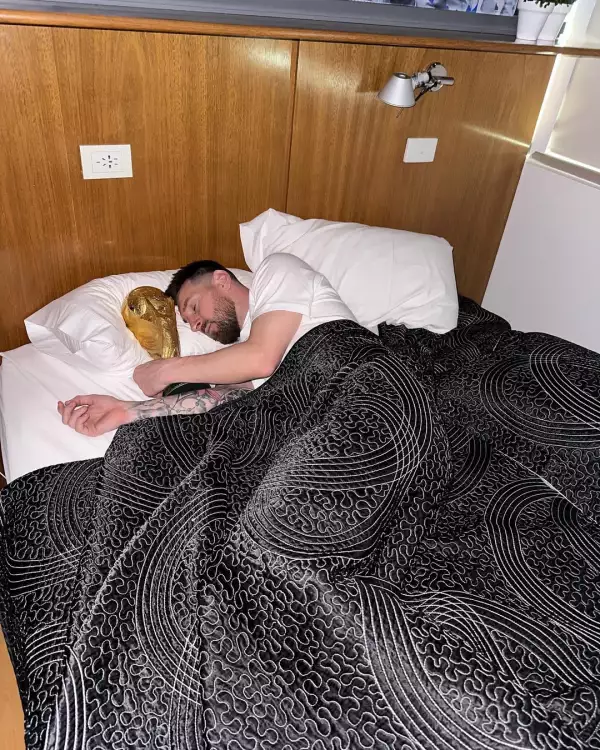 Lionel-Messi-dormido-con-la-copa-del-mundo.jpg