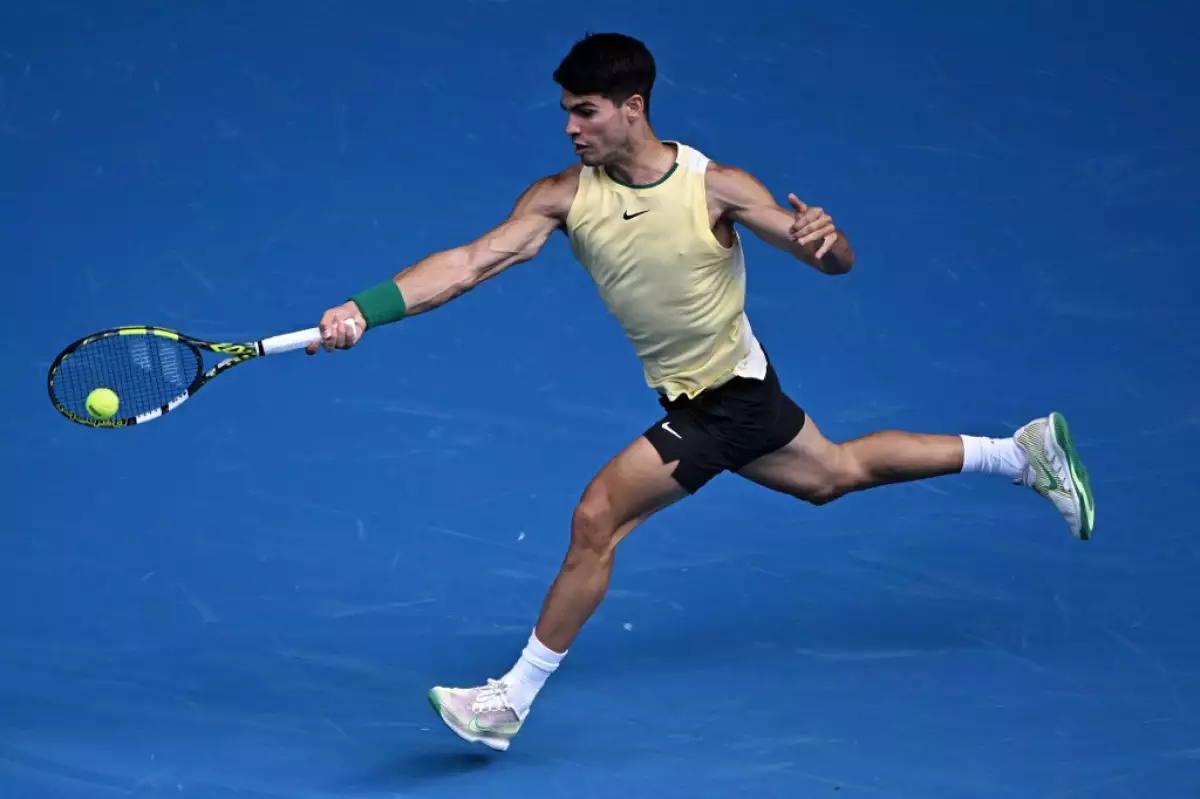 Foto de Carlos Alcaraz jugando tenis y devolviendo una pelota en el juego contra Lorenzo Sonego en el Abierto de Australia 2024.