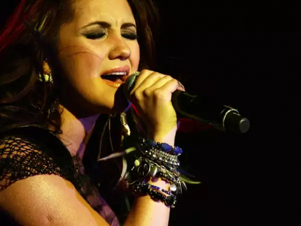 Dulce prendió a sus fans, al interpreta `Inevitable´.