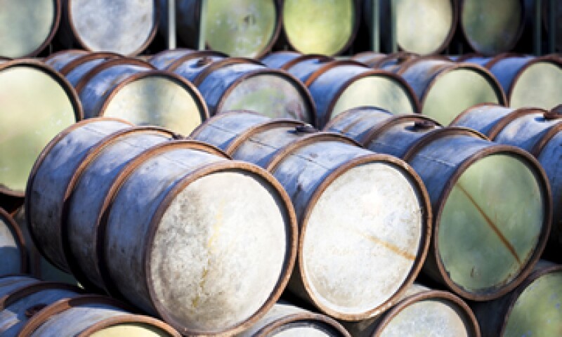 En la acción también se decomisaron dos vehículos, uno de ellos que era utilizado para vaciar el combustible robado, dijo la PGR. (Foto: Getty Images)