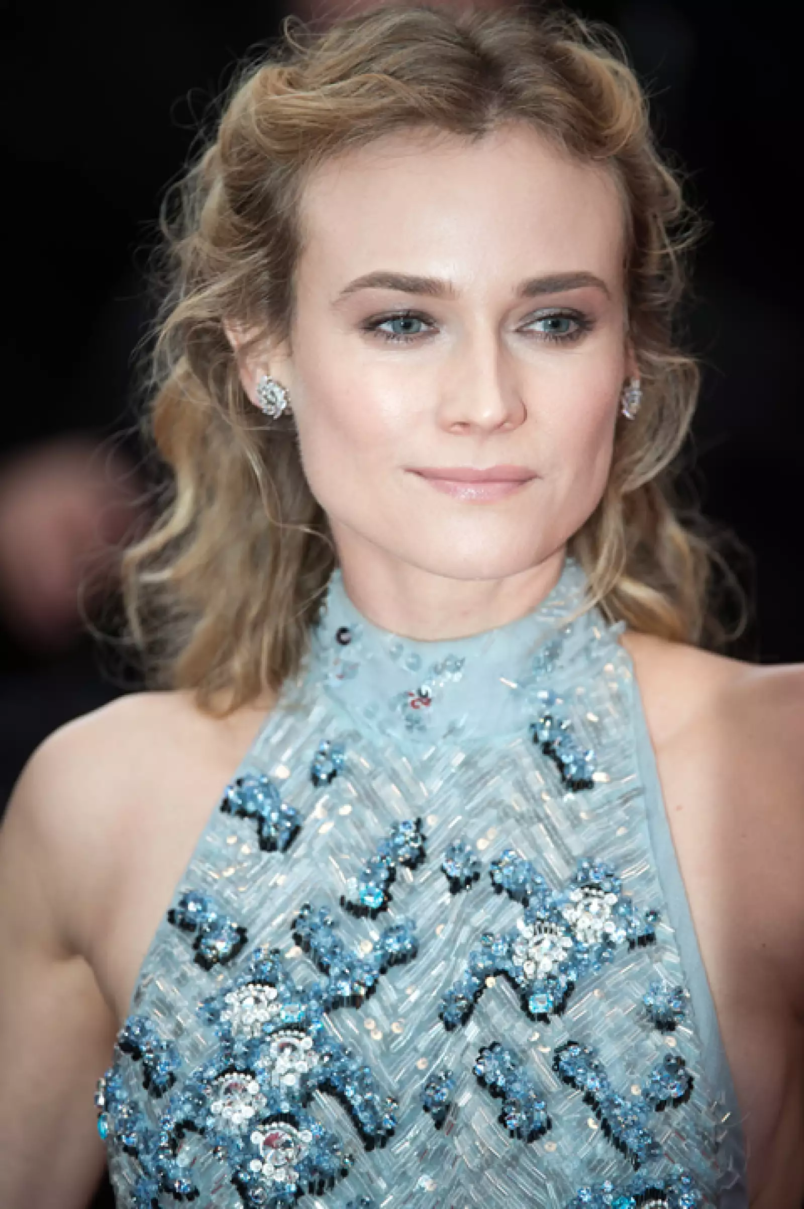 Diane Kruger lució como toda una diosa griega con el pelo suelto y en ondas muy naturales y soñadoras. Llevó sombras ligeras en tonos grises y los labios nude.