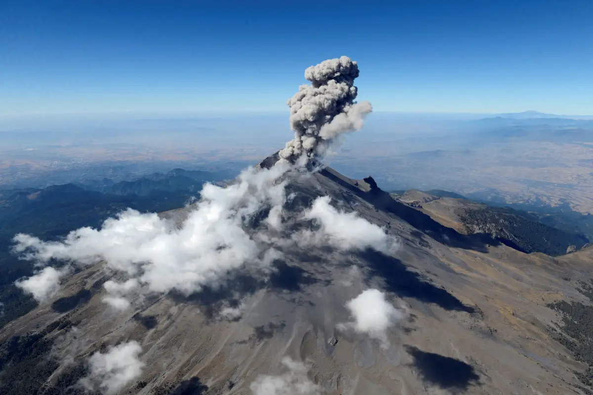 Popocatépetl hoy: actividad y caída de ceniza afectan el aeropuerto de Puebla