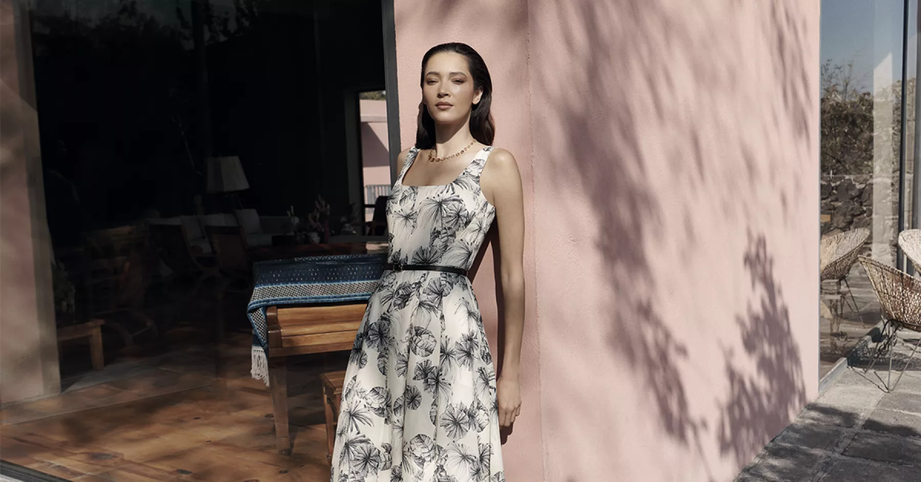 Modelo posa con un vestido blanco marca DHIERRO, una firma exclusiva de El Palacio de Hierro.