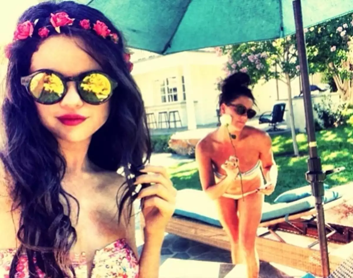 Gomez compartió una foto de un look con el mismo estilo el día de ayer.