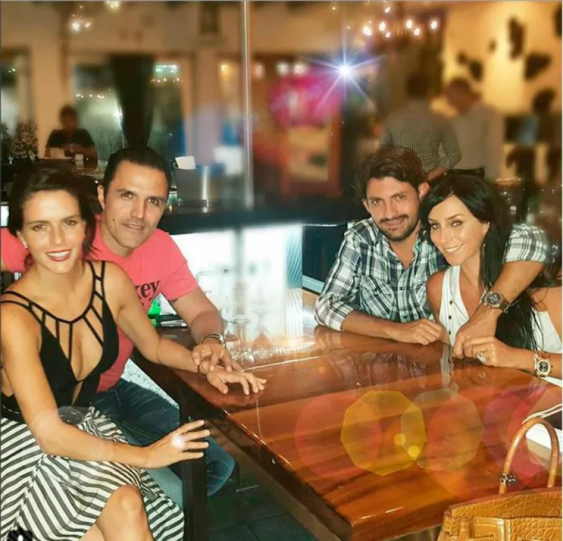 La actriz, la conductora y sus respectivas parejas se reunieron a cenar la noche de ayer en Miami, cita en la que ellas derrocharon estilo.