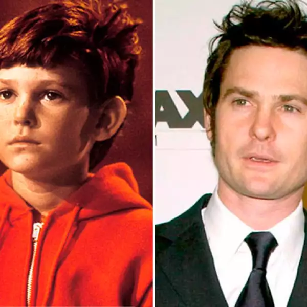 En 1982 Henry Thomas conquistó al mundo entero de la mano del extraterrestre E.T. al dar vida a Elliot. Actualmente vive en Los Ángeles con su esposa Marie Zielcke y su hija. Alejado de las pantallas y con 44 años de edad, es parte de la banda de rock The Blueheelers y en 2012 filmó su última cinta, The last ride.