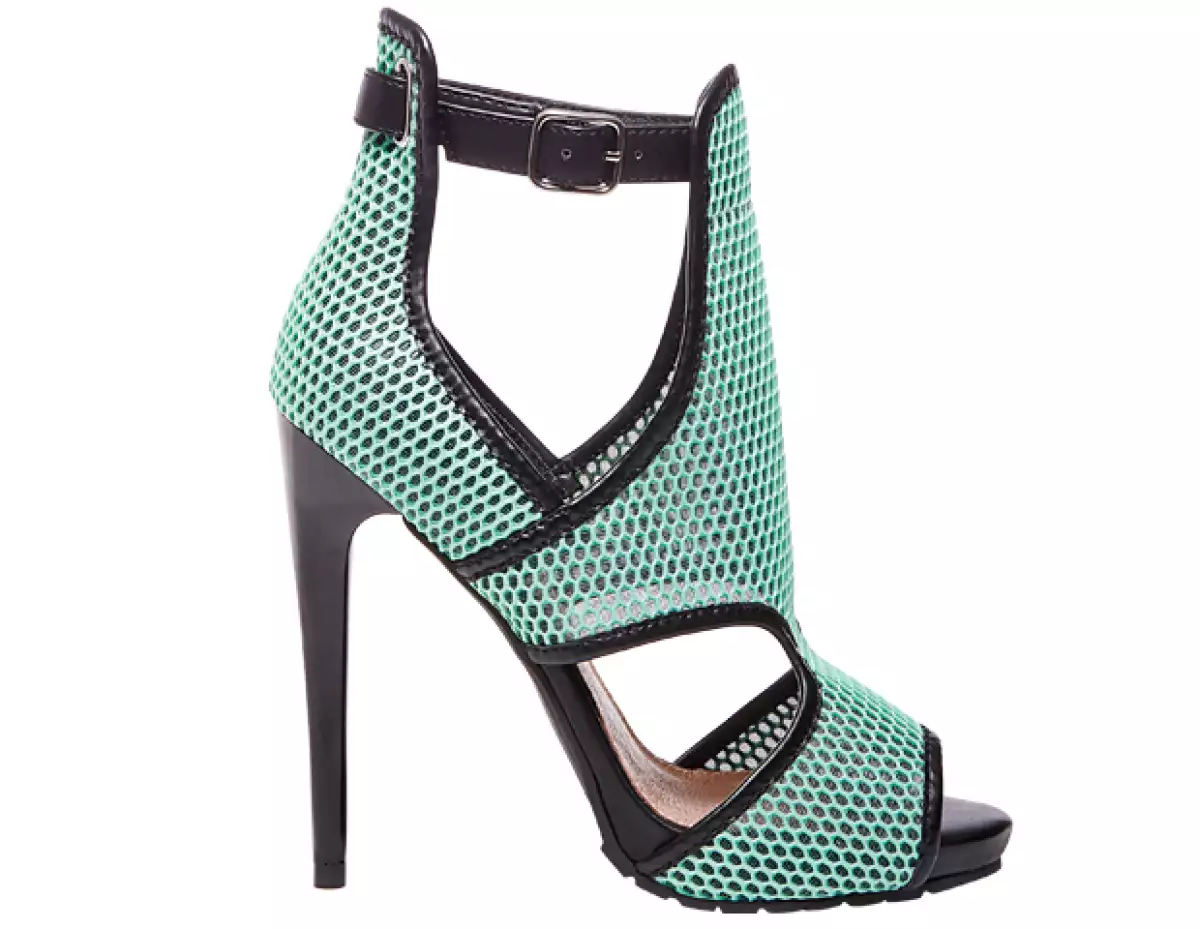 También podrás este modelo en negro y blanco. En mesh y piel sintética, $2,899; centros comerciales