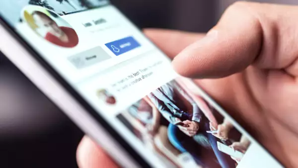 smartphone que muestra un perfil de Facebook