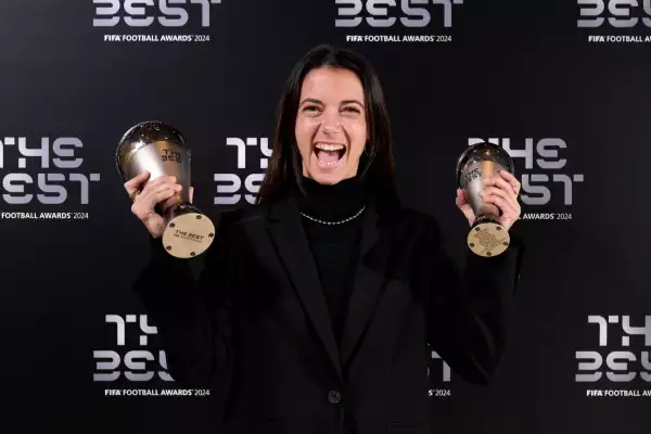 Foto de Aitana Bonmatí cargando sus dos trofeos de los Premios The Best de la FIFA
