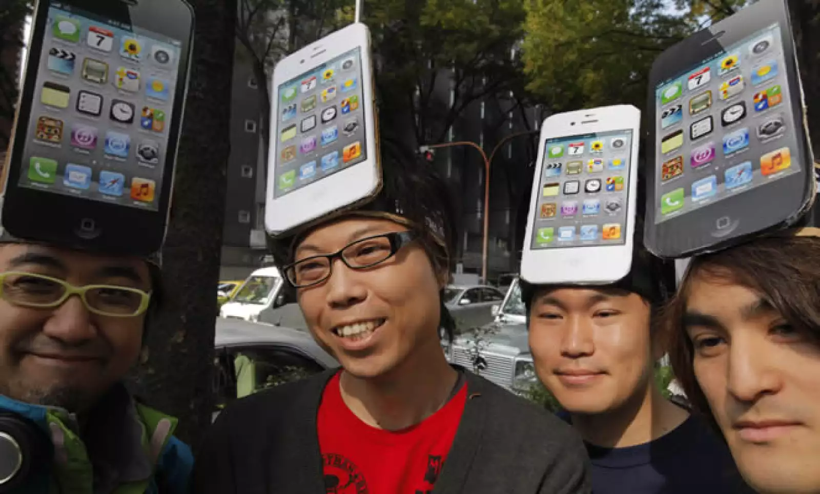 Los expertos, tras un frío recibimiento del teléfono, se han centrado en “Siri” para explicar el éxito de sus pedidos.