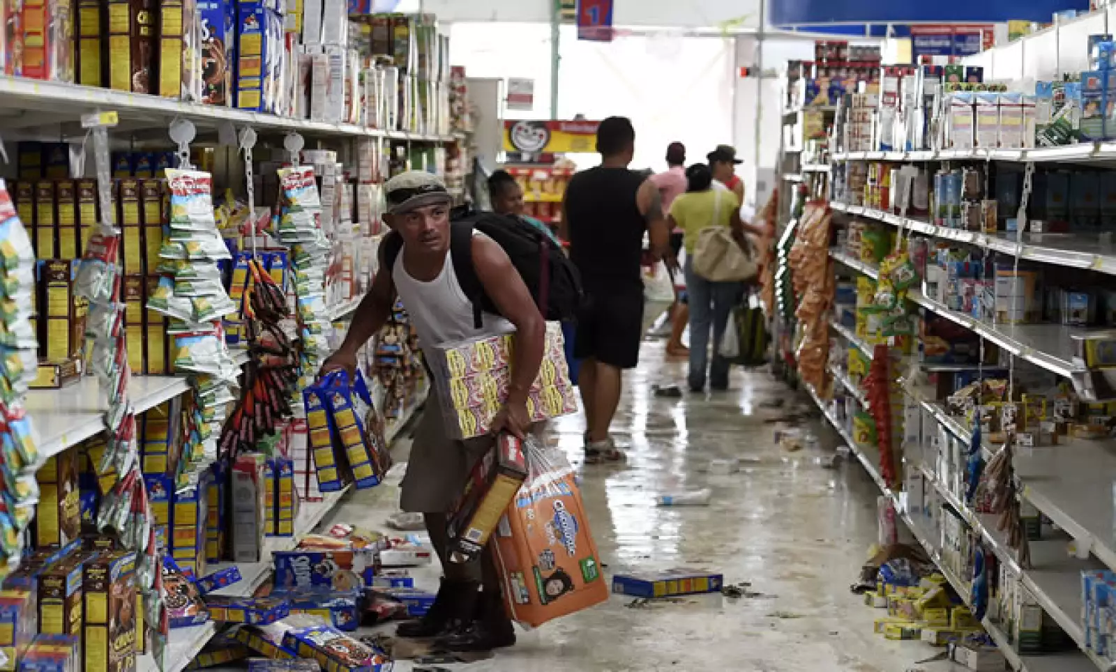 El huracán tocó tierra el domingo causando daños a casas, hoteles y negocios, estos últimos han registrado actos de rapiña.