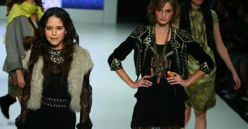 La actriz mexicana brilló durante la pasarela al vestir uno de los modelos que propone la firma Rapsodia para la temporada Otoño-Invierno 2009.