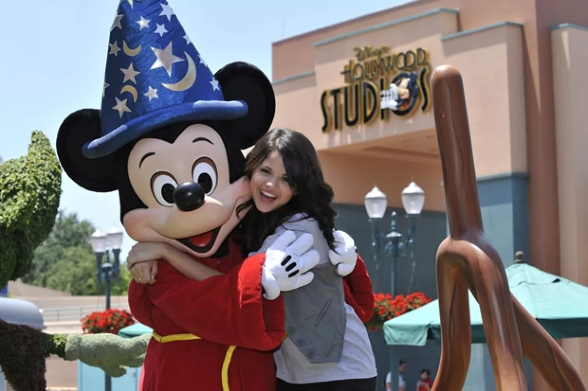 Logró ser elegida en un casting de Disney y desde ese momento comenzó su ascenso. Aquí con Mickey Mouse.