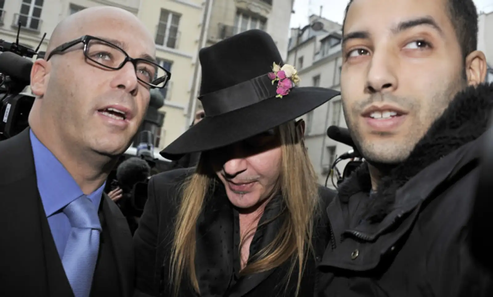 John Galliano fue acusado el 24 de febrero por haber hecho comentarios antisemitas; el diseñador fue despedido por la casa de moda Dior.