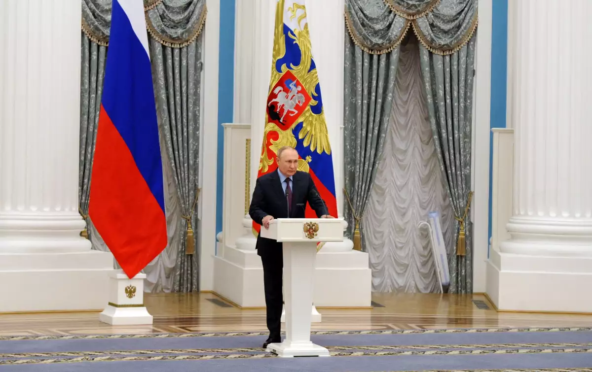 El presidente de Rusia, Vladimir Putin, habla con la prensa después de un encuentro con el presidente de Azerbaiyán, Ilham Aliyev, (no en la foto) en el Kremlin. 