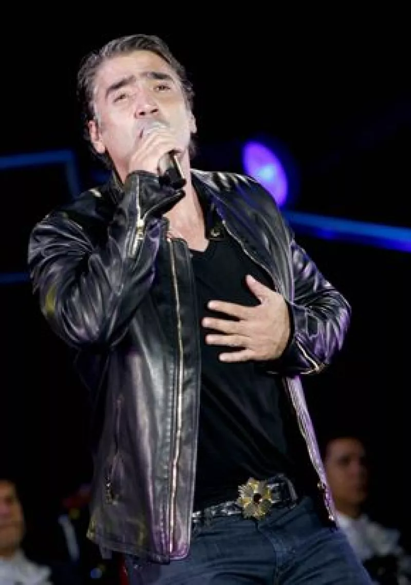Mediante una breve carta enviada al abogado del cantante, la disquera dijo que actúa conforme a la ley.