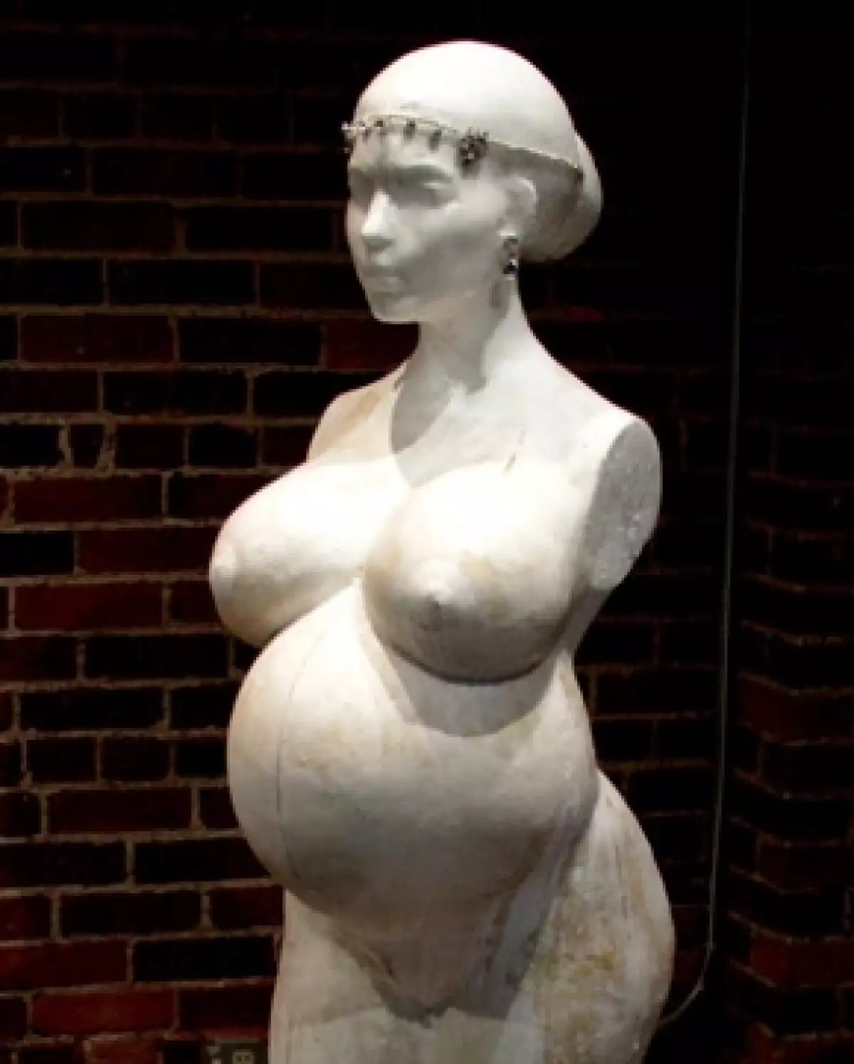 Según Daniel Edwards si se frota la pancita de Kim, da buena suerte.