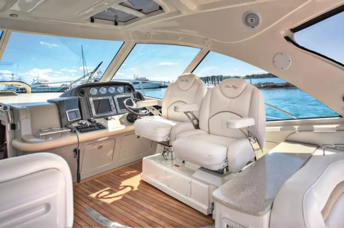 El cantante invitó a la revista Quién a Fisher Island, donde tiene anclado su Sea Ray Sundancer, un paraíso sobre el mar en el que disfruta de momentos íntimos con su familia y amigos.