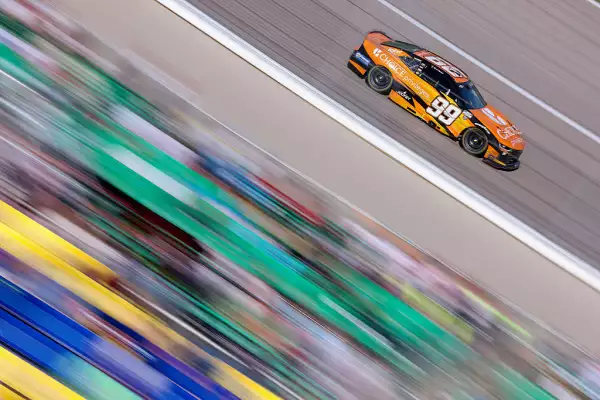 Foto del auto anaranjado de Daniel Suárez corriendo en la Nascar.