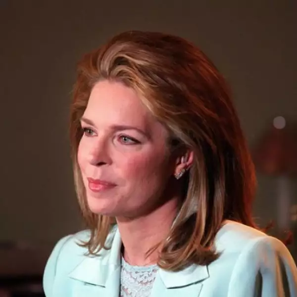 De 57 años de edad, Noor, cuyo nombre original es Lisa Halaby, es hija de padre sirio-libanés y madre sueca, y es licenciada en arquitectura.