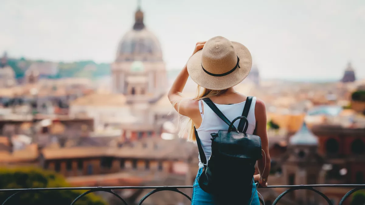 Una mujer viendo hacia el horizonte en su viaje a Roma, Italia. 