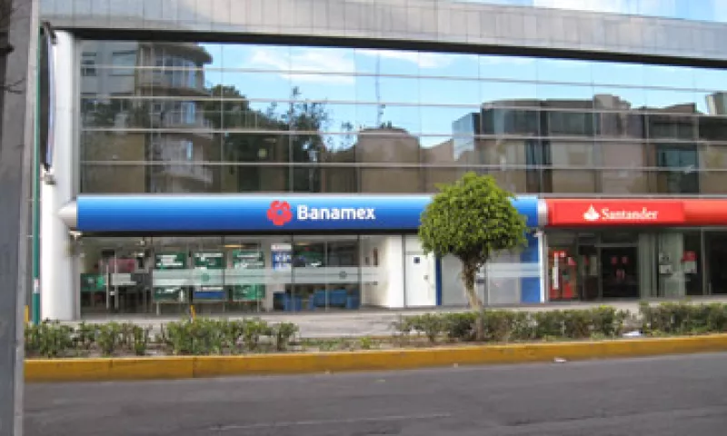 La agencia dijo que BBVA Bancomer, Banamex y Santander no serían indemnes ante una crisis de deuda gubernamental.  (Foto: CNNExpansión)