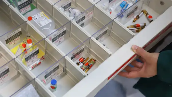Un cajón con medicamentos de una institución de salud pública.